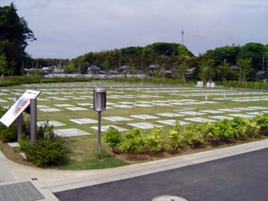 宗教的な条件は、墓所購入後は、仏事に関わる一切を東本願寺で執り行っていただきます。ご法要にかかる費用は、設定されておりますので安心です。都内での寺院墓所の入手がほとんど困難な現在、伝統高い、交通至便な東本願寺境内墓所を是非ご検討ください。