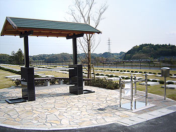 芝生墓地　すずらん地区　あずま屋